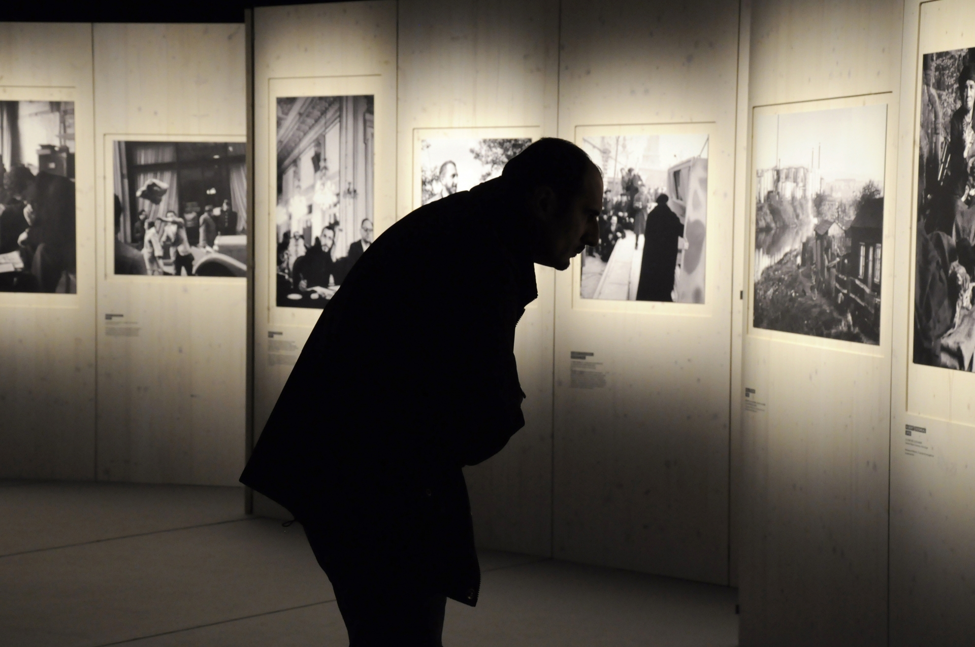 aura-studio-60-ans-de-lappel-de-labbe-pierre-1954-2014-lhistoire-dun-combat-vue-par-les-grands-photographes-une-exposition-itinerante_plastac-abbepierre-06.jpg