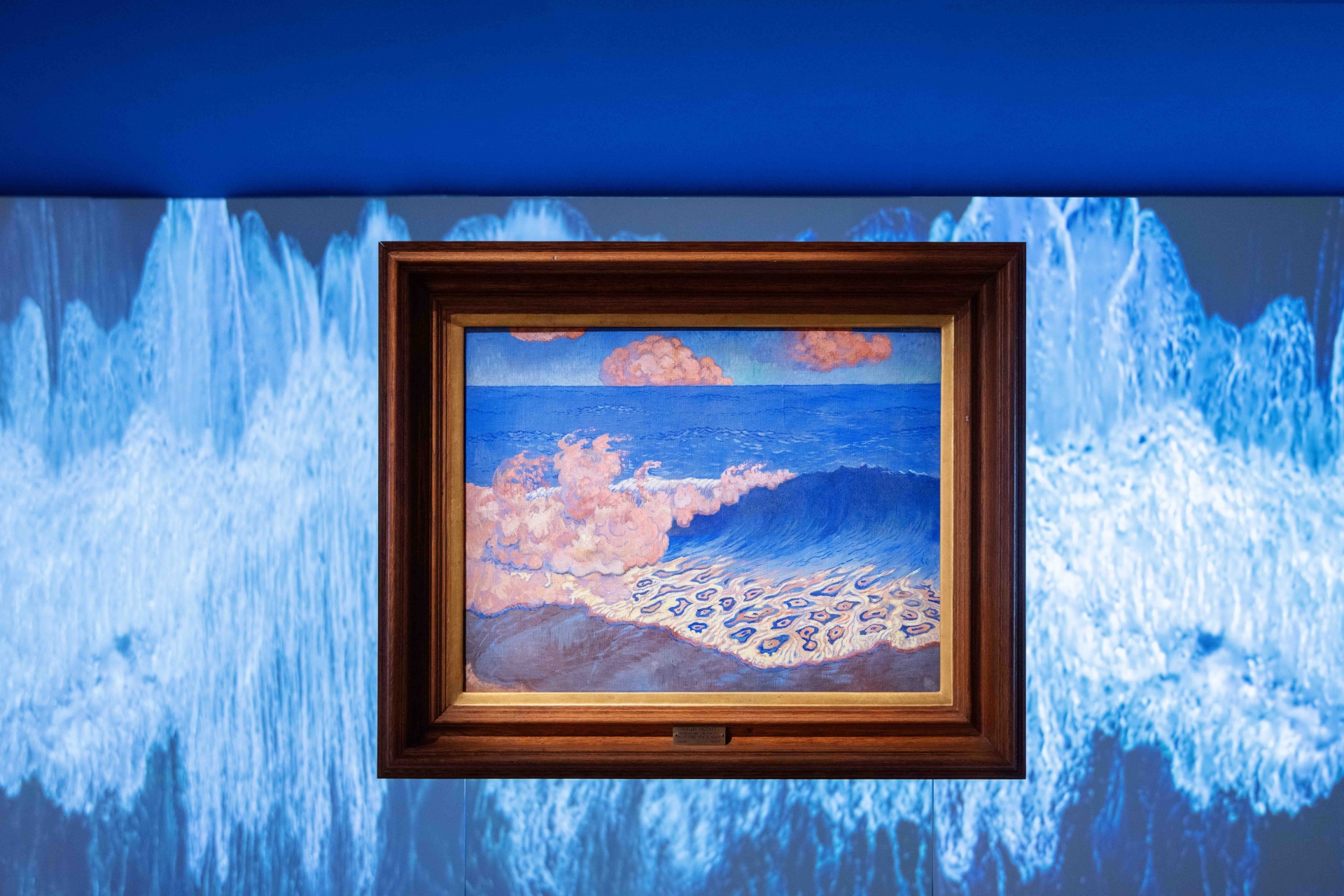 aura-studio-bleu-profond-l-ocean-revele_insituexpobleuprofondhd25-naiade-plante-4913-retouche-mc.jpg