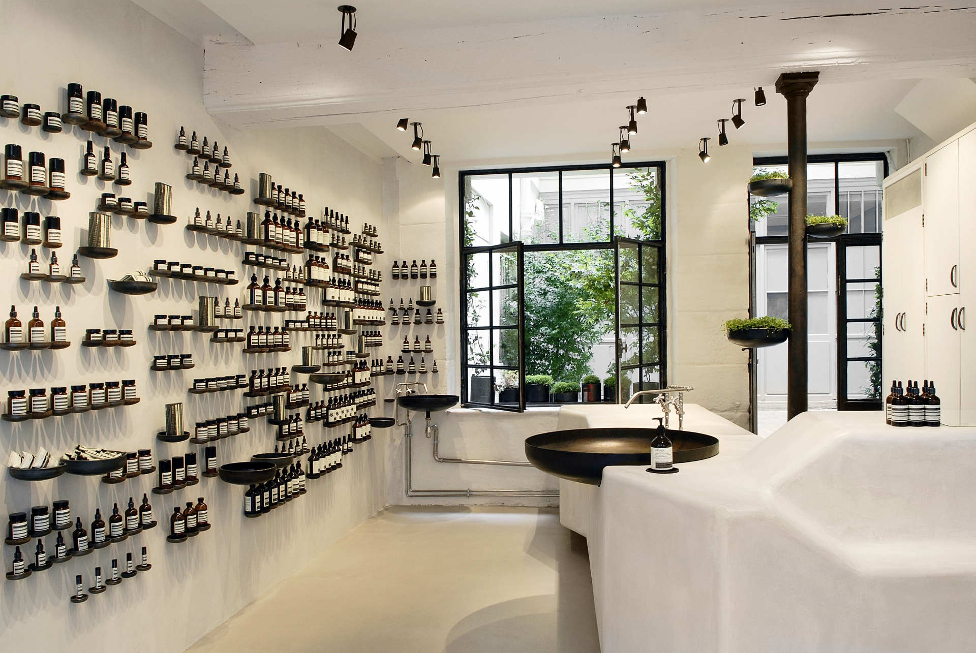 aura-studio-boutique-rue-vieille-du-temple_aesop-store-fr-le-marais-01.jpg