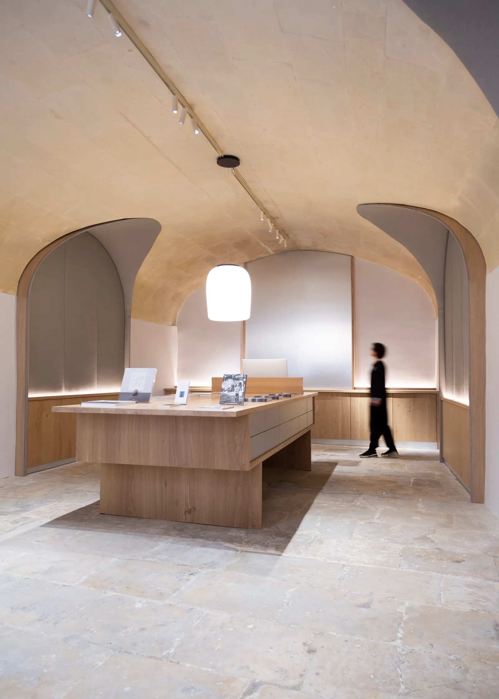 aura-studio-accueil-vestiaires-et-boutique_lee_ufan_arles_constance_guisset_studio_2.jpg