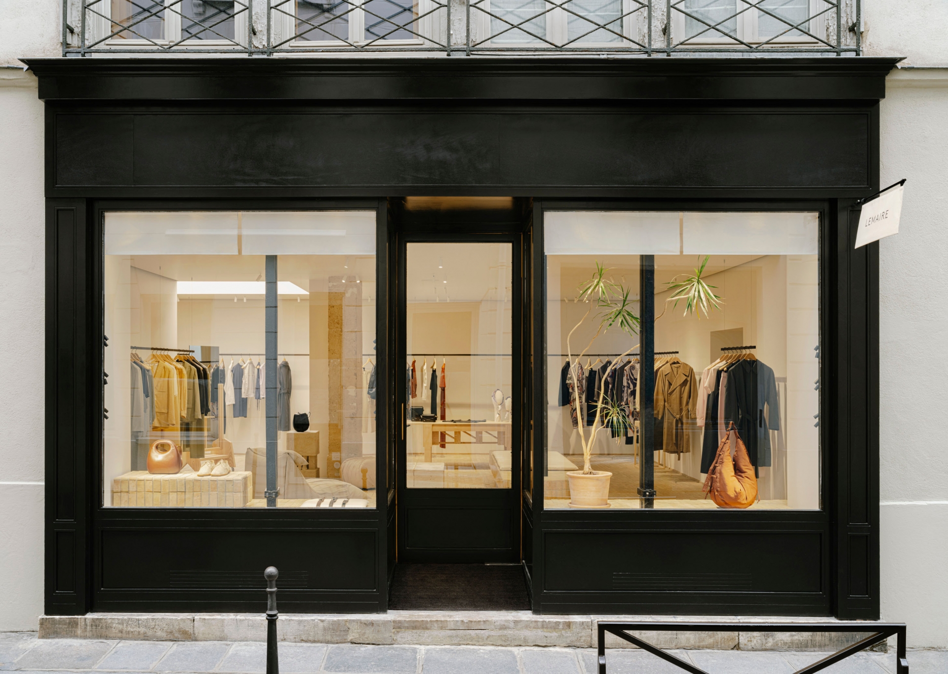 aura-studio-boutique-rue-elzevir-paris_11-03-2023_lemaire5397.jpg