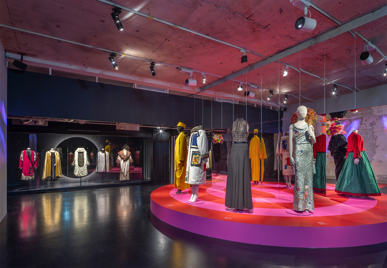 aura-studio-paul-poiret-la-mode-est-une-fete_paul_poiret_-_mad_-_photo_luc_boegly-044-recadree-v2.jpg